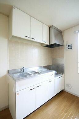 【キッチン】白を基調とした清潔感のあるキッチンです。上部には吊り戸棚がありますのでかさばりやすいキ…