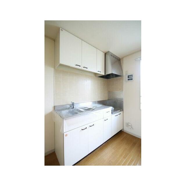 【キッチン】白を基調とした清潔感のあるキッチンです。上部には吊り戸棚がありますのでかさばりやすいキ…