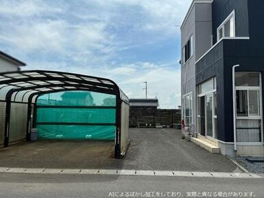 風除室前はアスファルト舗装されているので、青空駐車も可能。
