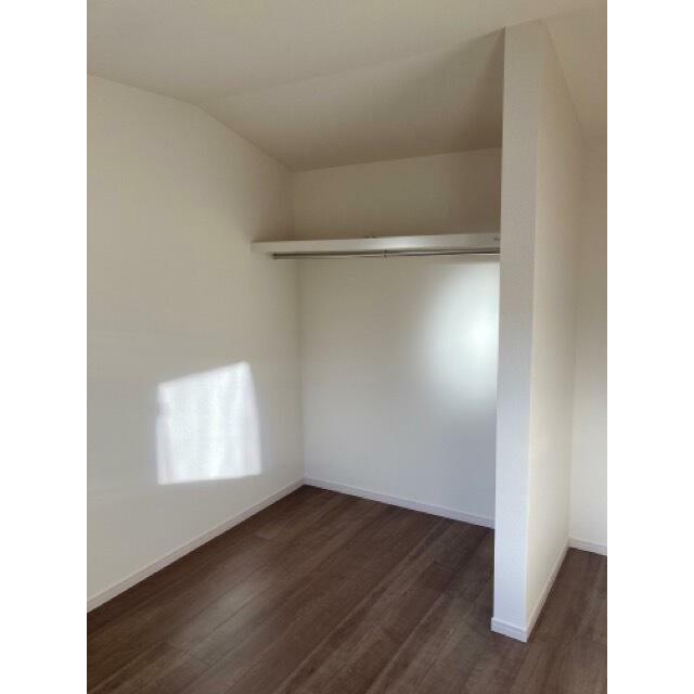 お洋服好きならコーディネートに悩むのも楽しみのひとつ（2号棟）