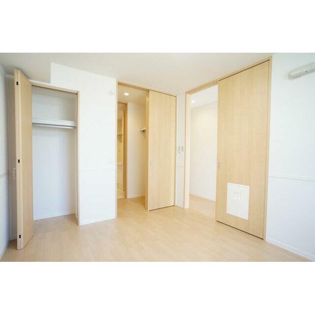 【６．２帖洋室】ペットも行き来出来るよう、玄関ホール⇔洋室の境にある扉には、くぐり戸が付いておりま…