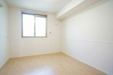 【６．２帖洋室】白を基調とした明るい雰囲気のお部屋です！また壁には可動式のフックが付いておりますの…