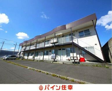 建物前駐車可能、角地に立地♪