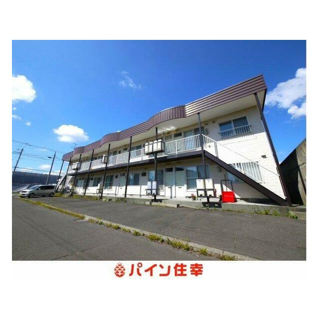 建物前駐車可能、角地に立地♪