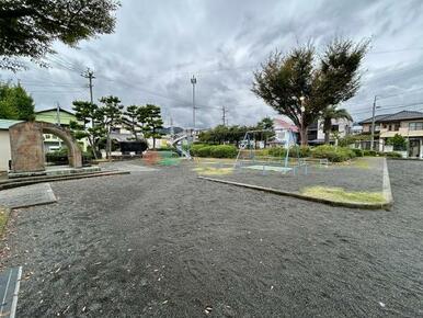 「その他」物件前面にはお子さんと遊べる公園があります