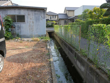 物件西側の水路！北から