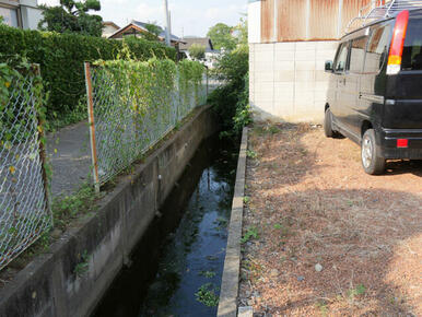 物件西側の水路！南から