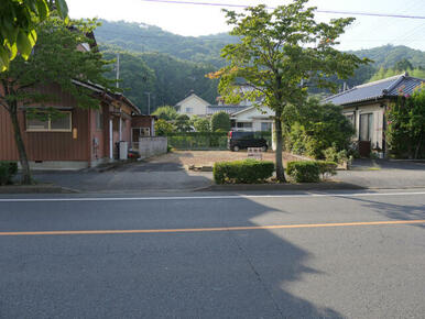 前面道路も広々１６ｍ。歩道付きです！