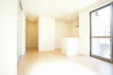 【ＬＤＫ】１１．２帖の対面式キッチンのあるＬＤＫ。リビングの様子を確認したり、お料理をしながらＴＶ…