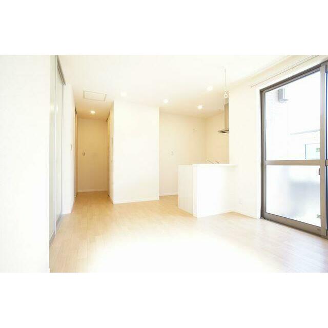 【ＬＤＫ】１１．２帖の対面式キッチンのあるＬＤＫ。リビングの様子を確認したり、お料理をしながらＴＶ…