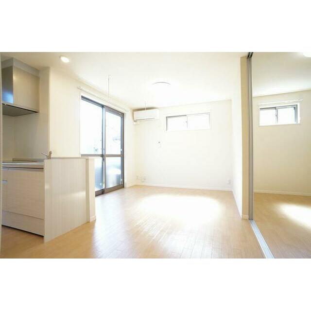 【ＬＤＫ】キッチン側から見たＬＤＫ。２方向に窓がある角部屋です。備え付けのエアコン、ＬＥＤシーリン…