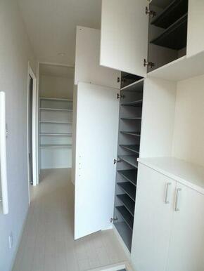 【玄関】上下に分かれたシューズボックスは豊富な収納力。可変式の棚になっているのでブーツもすっきり収…