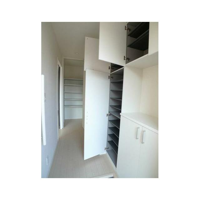 【玄関】上下に分かれたシューズボックスは豊富な収納力。可変式の棚になっているのでブーツもすっきり収…