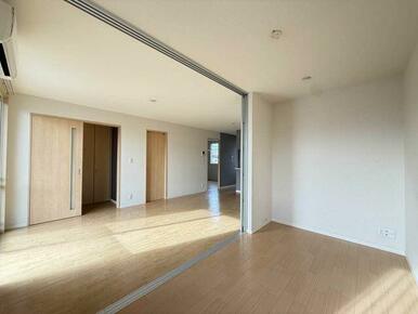 南側洋室は主寝室にするもあり、スライディングスクリーンを開放して（ＬＤＫとつなげて）広々リビングに…