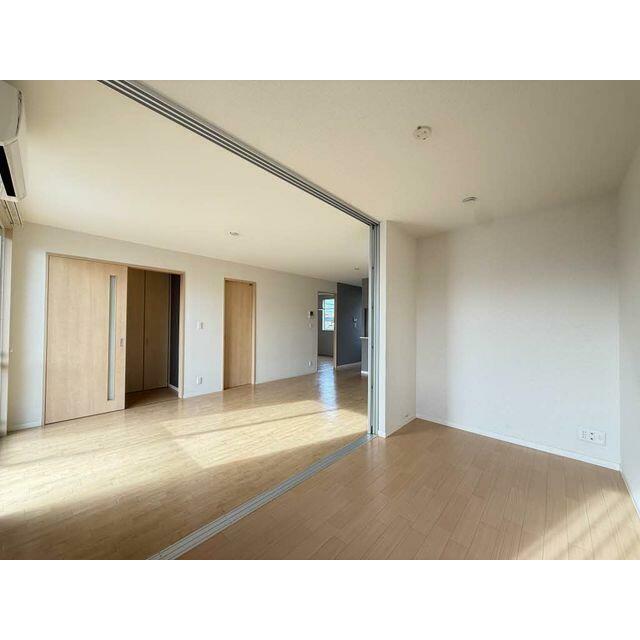 南側洋室は主寝室にするもあり、スライディングスクリーンを開放して（ＬＤＫとつなげて）広々リビングに…