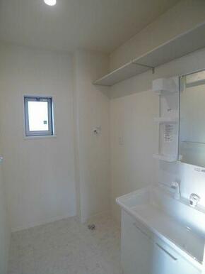 洗面脱衣所には、換気と採光を考慮した小窓（防犯合わせカスミガラス仕様）があり、空気循環の良い空間で…