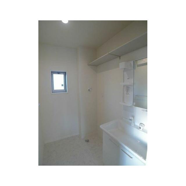 洗面脱衣所には、換気と採光を考慮した小窓（防犯合わせカスミガラス仕様）があり、空気循環の良い空間で…