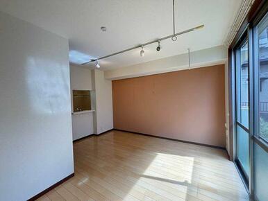 【洋室】洋室８．３帖☆お部屋の印象を引き立たせるアクセントクロスを使用♪