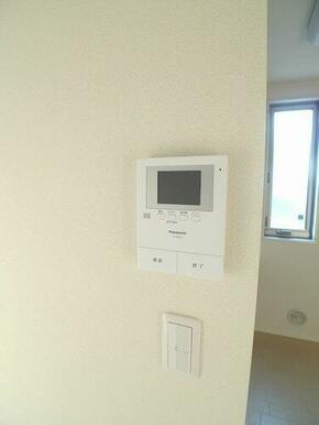 不在時の来訪者も確認できて安心な録画機能付きカラーモニターホンは、防犯効果が高く、安心な生活をご提…