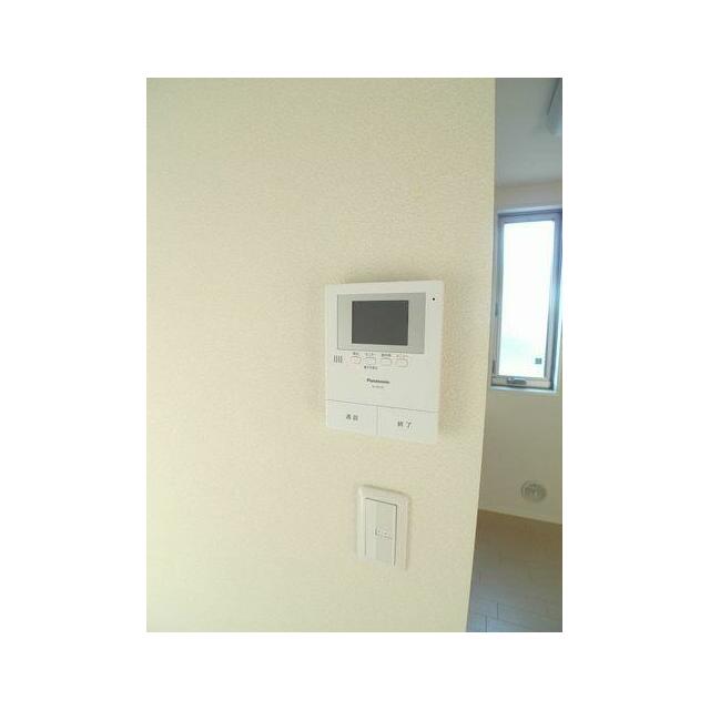 不在時の来訪者も確認できて安心な録画機能付きカラーモニターホンは、防犯効果が高く、安心な生活をご提…