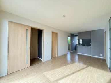 カウンターにタブレット・スマホを置いて、音楽を楽しんだりレシピ動画を確認したりしながらの料理が可能…