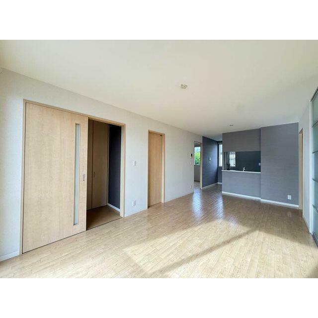 カウンターにタブレット・スマホを置いて、音楽を楽しんだりレシピ動画を確認したりしながらの料理が可能…