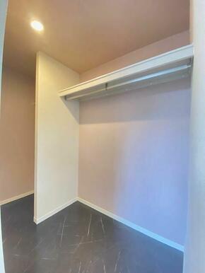 【洋室】ハンガーパイプ付きのウォークインクローゼット☆