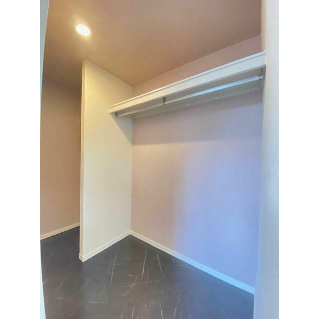 【洋室】ハンガーパイプ付きのウォークインクローゼット☆