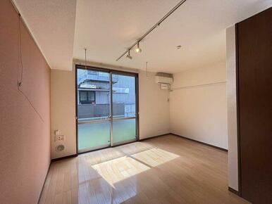 【洋室】洋室８．３帖☆お天気が悪い時やお帰りが遅い時に便利な『ホスクリーン』がついています！！室内…