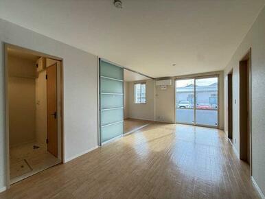 キッチン側から見たリビングダイニングは奥行きがあるので、メリハリのある空間の使い分けが可能です♪