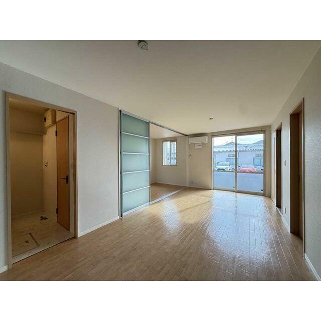 キッチン側から見たリビングダイニングは奥行きがあるので、メリハリのある空間の使い分けが可能です♪