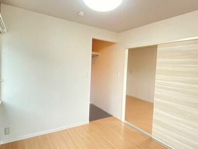 【洋室】ＬＥＤ照明設置済みなので、ご入居時に準備不要です☆