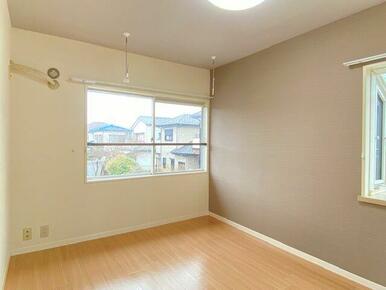 【洋室】雨の日やお出かけにも安心の室内物干し設備あり☆