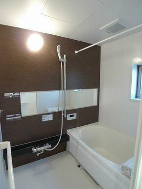 【浴室】沸し直しができて、経済的な追焚給湯機能が付いた浴室は、一日の疲れを癒やしてくれます♪ダーク…