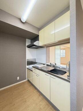 人気の対面カウンターキッチンは、上下に収納が豊富なのでキッチン周りをきれいに保てます♪