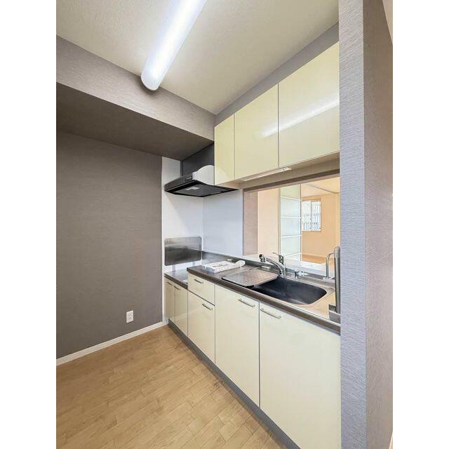 人気の対面カウンターキッチンは、上下に収納が豊富なのでキッチン周りをきれいに保てます♪