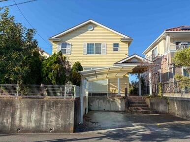 輸入住宅×注文建築こだわりの邸宅。バス停目の前の利便性に優れた好立地。是非一度ご見学ください！