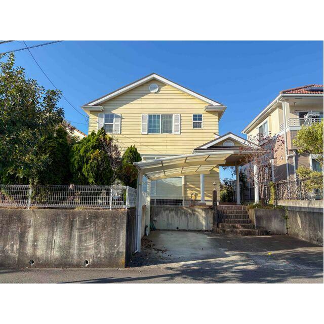 輸入住宅×注文建築こだわりの邸宅。バス停目の前の利便性に優れた好立地。是非一度ご見学ください！