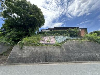 北東側接道１７．３ｍ　高低差あり