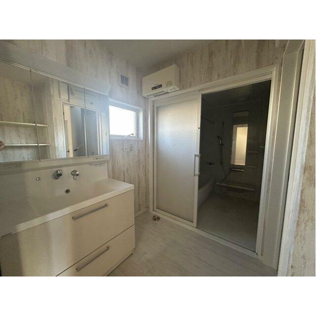 ゆったりとスペースのある洗面所