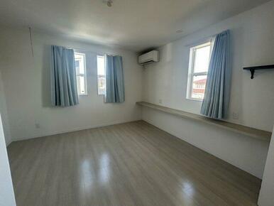 ゆったりした洋室です