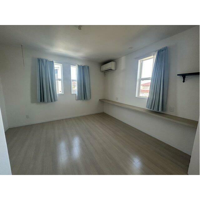 ゆったりした洋室です