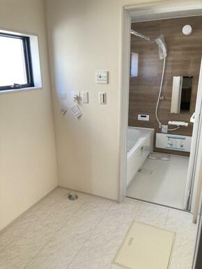 女性のお化粧や男性の身だしなみに洗面台は不可欠（3号棟）
