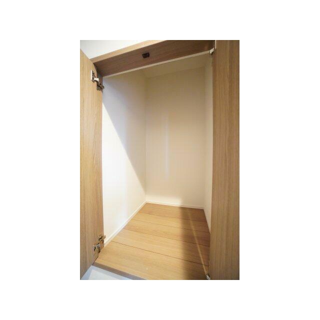 2階廊下収納。備品類を収納するのに便利です♪