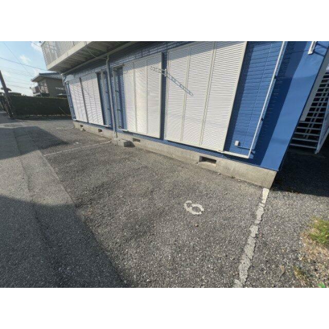 居室前の駐車場が無料です。