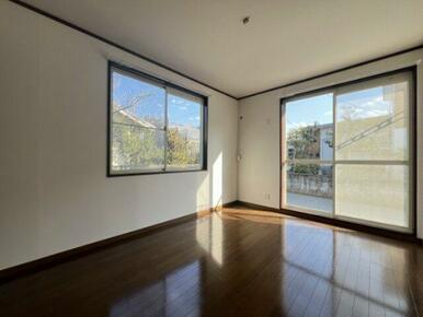 こちらのリビングで趣味の時間をお楽しみください