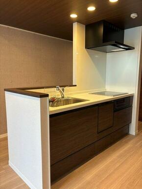 キッチンは下部に収納がございます