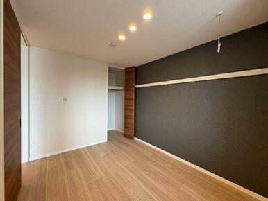 洋室収納はハンガーパイプ付きでございます