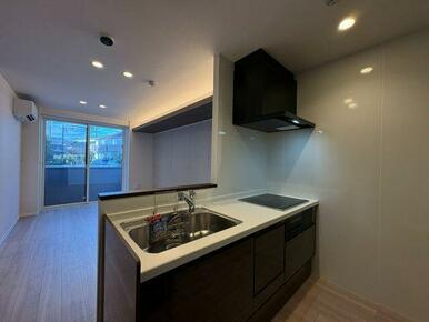 キッチンは下部に収納がございます