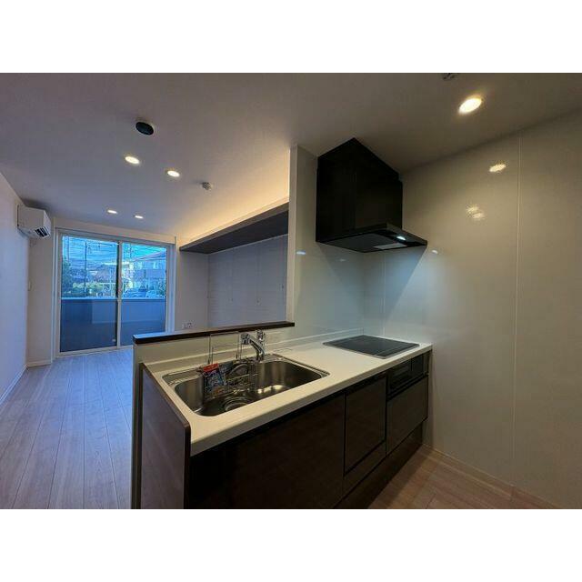 キッチンは下部に収納がございます